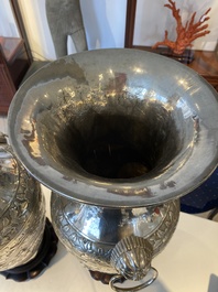 Paire de vases en argent &agrave; d&eacute;cor de l'anniversaire de Guo Ziyi, Chine, marque de Qingyun 慶雲, 19&egrave;me