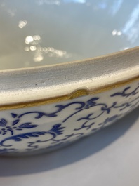 Een grote ronde Chinese dekseldoos met overglazuur blauw lotusdecor, Guangxu merk en periode