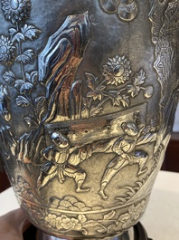 Paire de vases en argent &agrave; d&eacute;cor de l'anniversaire de Guo Ziyi, Chine, marque de Qingyun 慶雲, 19&egrave;me
