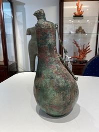 Rare vase couvert archa&iuml;que en forme de gourde en bronze, 'hu', Chine, Zhou de l'Est