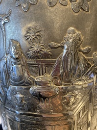 Paire de vases en argent &agrave; d&eacute;cor de l'anniversaire de Guo Ziyi, Chine, marque de Qingyun 慶雲, 19&egrave;me