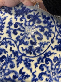Impressionnant bassin en porcelaine de Chine en bleu et blanc &agrave; d&eacute;cor de rinceaux floraux, Kangxi