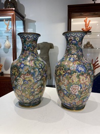 Een paar fraaie Chinese cloisonn&eacute; 'millefleurs' vazen, merk van het atelier De Cheng, Peking, 2e helft 19e eeuw
