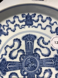 Coupe sur talon ou tazza en porcelaine de Chine en bleu et blanc &agrave; d&eacute;cor 'Bajixiang', marque et &eacute;poque de Qianlong