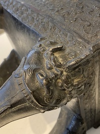 Grand br&ucirc;le-parfum en bronze au couvercle &agrave; d&eacute;cor d'un paysage montagneux avec un dragon et d'autres animaux, Chine, Yuan