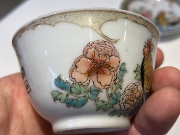 Een zeldzame Chinese famille rose 'hanen' kop en schotel met Baiyun Shanren 白雲山人 zegelmerk, Yongzheng