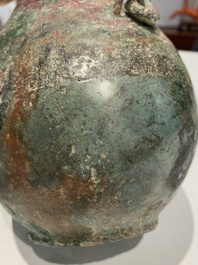 Rare vase couvert archa&iuml;que en forme de gourde en bronze, 'hu', Chine, Zhou de l'Est