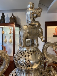 Grand br&ucirc;le-parfum tripod en argent, marque Shanghai Xinfengxiang 上海新鳳祥, Chine, dat&eacute; 1925