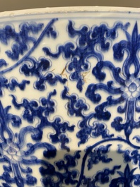 Impressionnant bassin en porcelaine de Chine en bleu et blanc &agrave; d&eacute;cor de rinceaux floraux, Kangxi