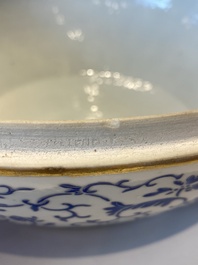 Een grote ronde Chinese dekseldoos met overglazuur blauw lotusdecor, Guangxu merk en periode
