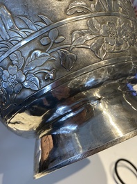 Paire de vases en argent &agrave; d&eacute;cor de l'anniversaire de Guo Ziyi, Chine, marque de Qingyun 慶雲, 19&egrave;me