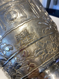 Paire de vases en argent &agrave; d&eacute;cor de l'anniversaire de Guo Ziyi, Chine, marque de Qingyun 慶雲, 19&egrave;me