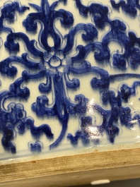 Impressionnant bassin en porcelaine de Chine en bleu et blanc &agrave; d&eacute;cor de rinceaux floraux, Kangxi