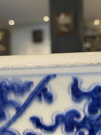 Impressionnant bassin en porcelaine de Chine en bleu et blanc &agrave; d&eacute;cor de rinceaux floraux, Kangxi