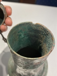 Rare vase couvert archa&iuml;que en forme de gourde en bronze, 'hu', Chine, Zhou de l'Est