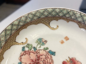 Een zeldzame Chinese famille rose 'hanen' kop en schotel met Baiyun Shanren 白雲山人 zegelmerk, Yongzheng