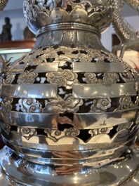 Grand br&ucirc;le-parfum tripod en argent, marque Shanghai Xinfengxiang 上海新鳳祥, Chine, dat&eacute; 1925