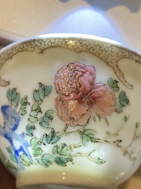 Een zeldzame Chinese famille rose 'hanen' kop en schotel met Baiyun Shanren 白雲山人 zegelmerk, Yongzheng