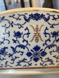 Een grote ronde Chinese dekseldoos met overglazuur blauw lotusdecor, Guangxu merk en periode