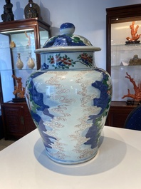 Grand vase couvert en porcelaine de Chine wucai &agrave; d&eacute;cor de l'anniversaire de Guo Ziyi, &eacute;poque Transition