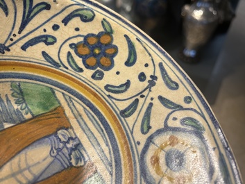 Een zeldzame polychrome Antwerpse majolica schotel met 'Christus als man van smarten', ca. 1540-1550