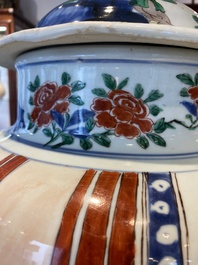 Grand vase couvert en porcelaine de Chine wucai &agrave; d&eacute;cor de l'anniversaire de Guo Ziyi, &eacute;poque Transition