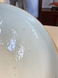 Een grote ronde Chinese dekseldoos met overglazuur blauw lotusdecor, Guangxu merk en periode