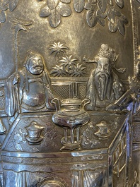 Paire de vases en argent &agrave; d&eacute;cor de l'anniversaire de Guo Ziyi, Chine, marque de Qingyun 慶雲, 19&egrave;me