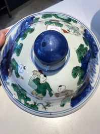 Grand vase couvert en porcelaine de Chine wucai &agrave; d&eacute;cor de l'anniversaire de Guo Ziyi, &eacute;poque Transition