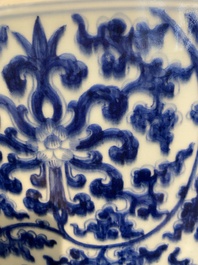 Impressionnant bassin en porcelaine de Chine en bleu et blanc &agrave; d&eacute;cor de rinceaux floraux, Kangxi