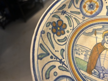 Een zeldzame polychrome Antwerpse majolica schotel met 'Christus als man van smarten', ca. 1540-1550