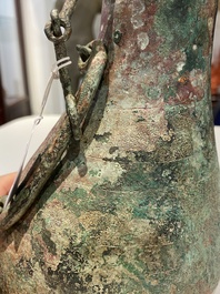 Rare vase couvert archa&iuml;que en forme de gourde en bronze, 'hu', Chine, Zhou de l'Est
