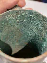 Rare vase couvert archa&iuml;que en forme de gourde en bronze, 'hu', Chine, Zhou de l'Est