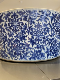 Impressionnant bassin en porcelaine de Chine en bleu et blanc &agrave; d&eacute;cor de rinceaux floraux, Kangxi