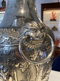 Paire de vases en argent &agrave; d&eacute;cor de l'anniversaire de Guo Ziyi, Chine, marque de Qingyun 慶雲, 19&egrave;me