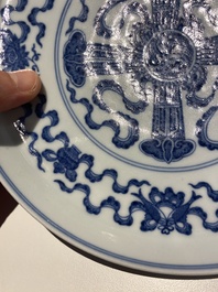 Coupe sur talon ou tazza en porcelaine de Chine en bleu et blanc &agrave; d&eacute;cor 'Bajixiang', marque et &eacute;poque de Qianlong