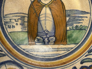 Een zeldzame polychrome Antwerpse majolica schotel met 'Christus als man van smarten', ca. 1540-1550