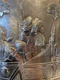 Paire de vases en argent &agrave; d&eacute;cor de l'anniversaire de Guo Ziyi, Chine, marque de Qingyun 慶雲, 19&egrave;me