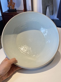 Een grote ronde Chinese dekseldoos met overglazuur blauw lotusdecor, Guangxu merk en periode