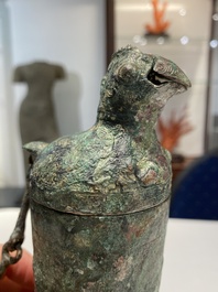 Rare vase couvert archa&iuml;que en forme de gourde en bronze, 'hu', Chine, Zhou de l'Est