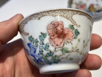 Een zeldzame Chinese famille rose 'hanen' kop en schotel met Baiyun Shanren 白雲山人 zegelmerk, Yongzheng