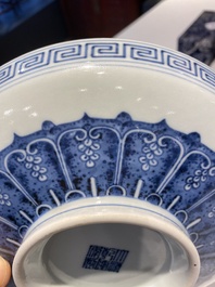 Coupe sur talon ou tazza en porcelaine de Chine en bleu et blanc &agrave; d&eacute;cor 'Bajixiang', marque et &eacute;poque de Qianlong