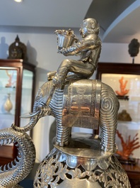 Grand br&ucirc;le-parfum tripod en argent, marque Shanghai Xinfengxiang 上海新鳳祥, Chine, dat&eacute; 1925