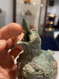 Rare vase couvert archa&iuml;que en forme de gourde en bronze, 'hu', Chine, Zhou de l'Est