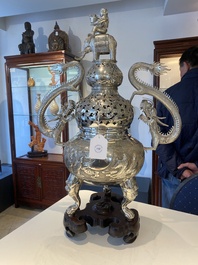 Grand br&ucirc;le-parfum tripod en argent, marque Shanghai Xinfengxiang 上海新鳳祥, Chine, dat&eacute; 1925