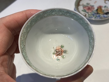 Een zeldzame Chinese famille rose 'hanen' kop en schotel met Baiyun Shanren 白雲山人 zegelmerk, Yongzheng