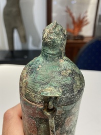 Rare vase couvert archa&iuml;que en forme de gourde en bronze, 'hu', Chine, Zhou de l'Est