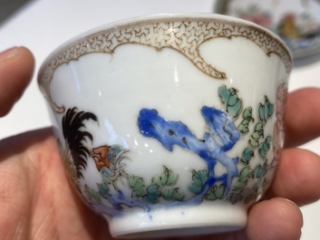 Een zeldzame Chinese famille rose 'hanen' kop en schotel met Baiyun Shanren 白雲山人 zegelmerk, Yongzheng