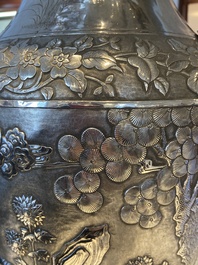 Paire de vases en argent &agrave; d&eacute;cor de l'anniversaire de Guo Ziyi, Chine, marque de Qingyun 慶雲, 19&egrave;me