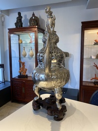 Grand br&ucirc;le-parfum tripod en argent, marque Shanghai Xinfengxiang 上海新鳳祥, Chine, dat&eacute; 1925